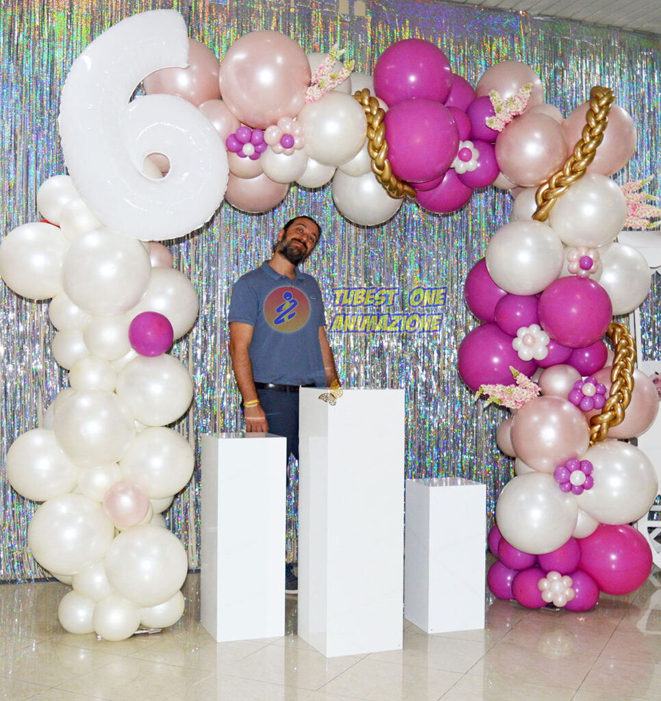 Arco di palloncini per corso di balloon art con istruttore corso base e avanzato